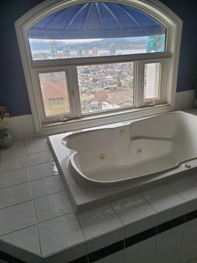 Lakeview House With 4 Rooms Kelowna Near Downtown & Knox Moutain מראה חיצוני תמונה